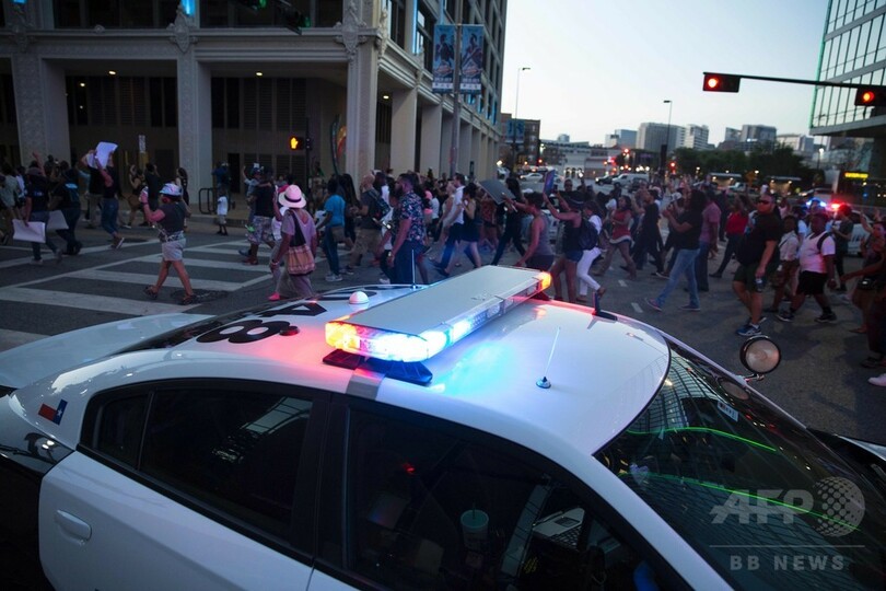 米ダラスで警官に狙撃、4人死亡 2人拘束 黒人射殺事件のデモ会場