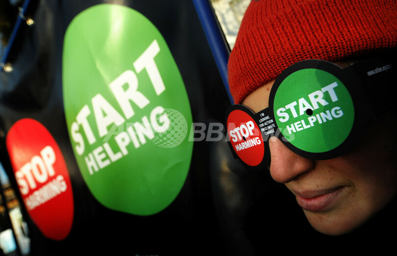 赤と緑のメガネで環境保護訴え、COP14開催中のポーランド