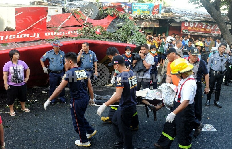 高架道路からバス転落、22人死亡 フィリピン