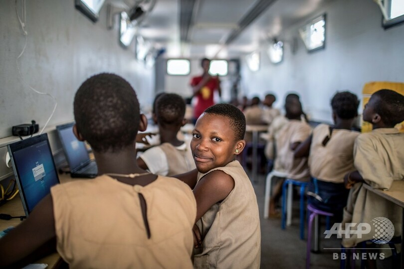 ソーラーパネルの移動教室が情報格差を埋める　アフリカ・ベナン