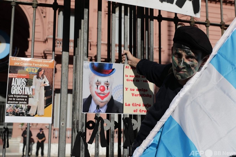 アルゼンチンで数千人デモ 閣僚友人へのワクチン優先接種に抗議