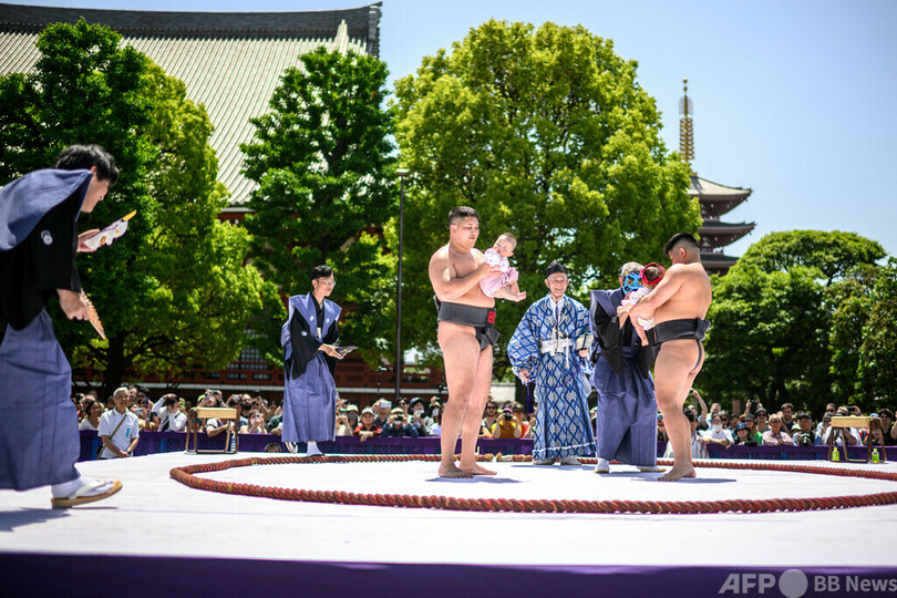 【今日の1枚】赤ちゃん泣いて、行司はにっこり 東京・浅草寺
