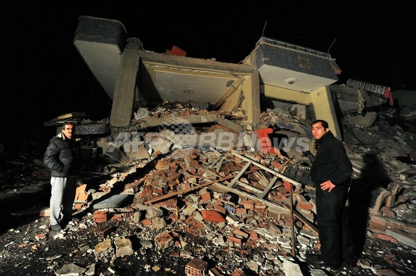 トルコ東部でM7.2の地震、死者200人超