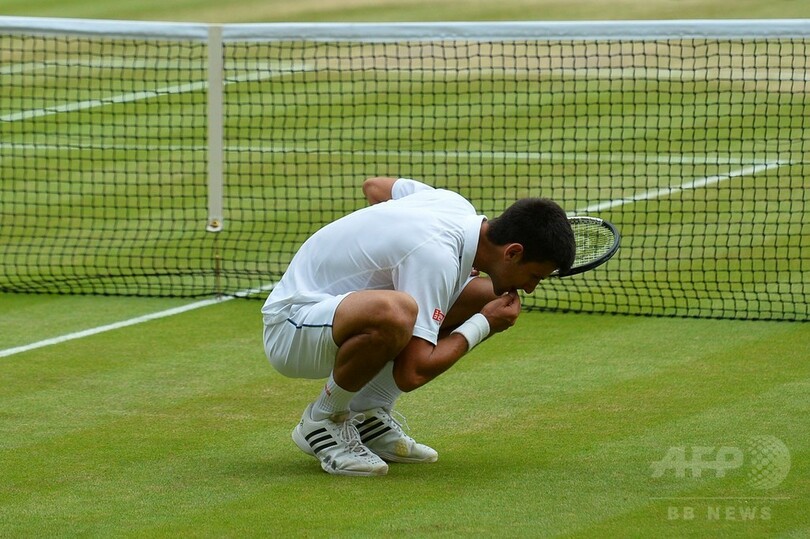 ウィンブルドン制覇のジョコビッチ、芝食べて歓喜 「おいしかった」
