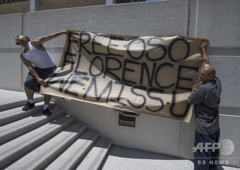 米当局、ミシシッピ州で不法移民一斉摘発 食品工場で680人拘束