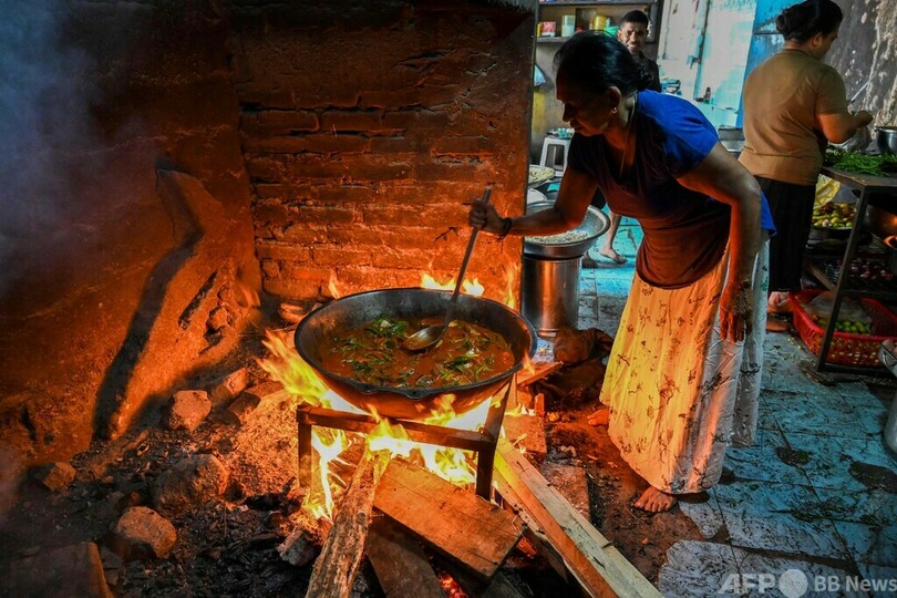 料理はまきで…経済危機のスリランカ