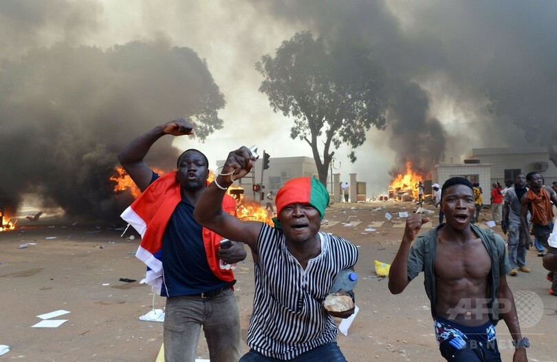 反大統領デモ発生のブルキナファソ、軍が政権掌握を宣言