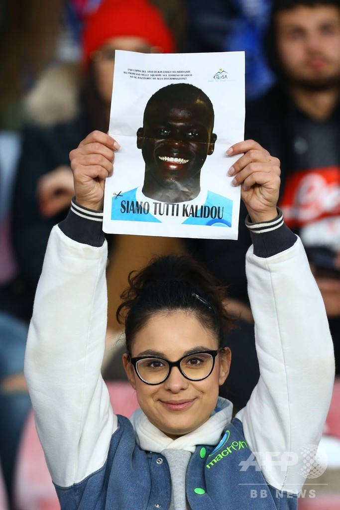 「われわれは皆クリバリ」、人種差別に遭った選手をサポーターがマスクで後押し