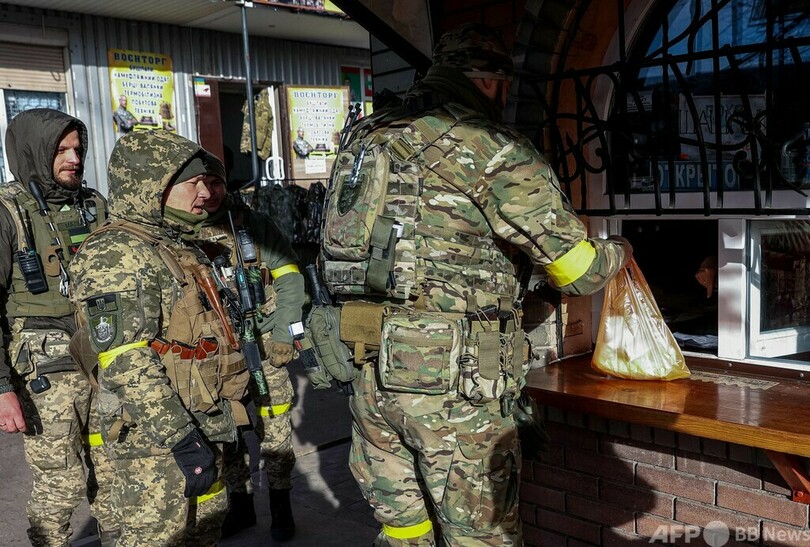 戦場のホットドッグ、兵士らに人気の軽食 ウクライナ東部