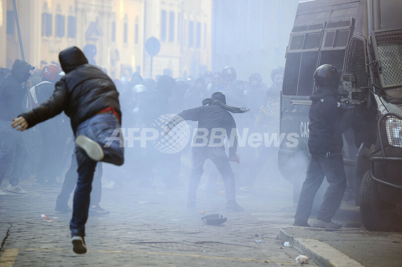 ベルルスコーニ首相不信任案、下院で否決 ローマでは抗議デモ