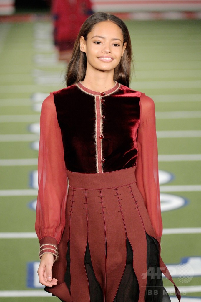 会場はアメフト一色、「トミー ヒルフィガー」15/16年秋冬