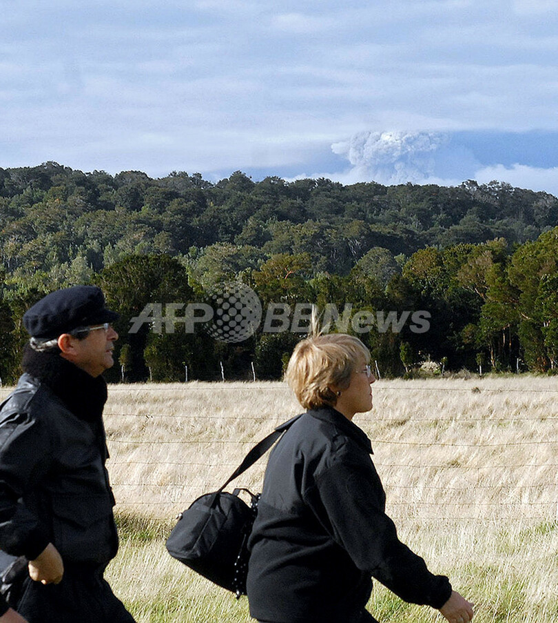 チリ大統領、火山噴火の被災地を視察