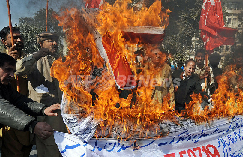 司法関係者らが大統領退陣と元最高裁長官の解放求めデモ、パキスタン
