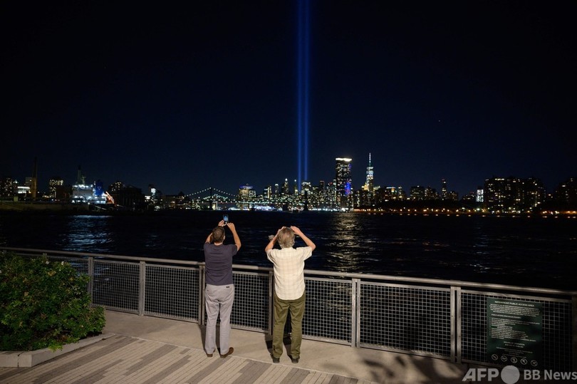 米同時多発攻撃から20年、NYの夜空に「追悼の光」