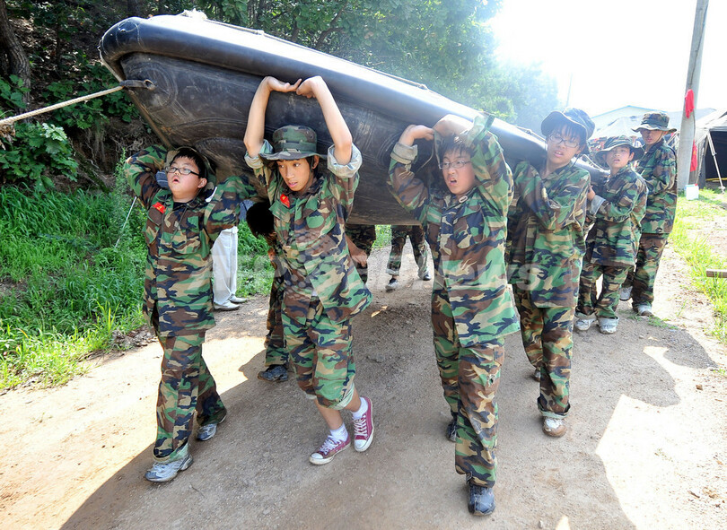 夏休みは軍事訓練 韓国海兵隊が一般市民向けキャンプ開催 写真15枚 国際ニュース Afpbb News