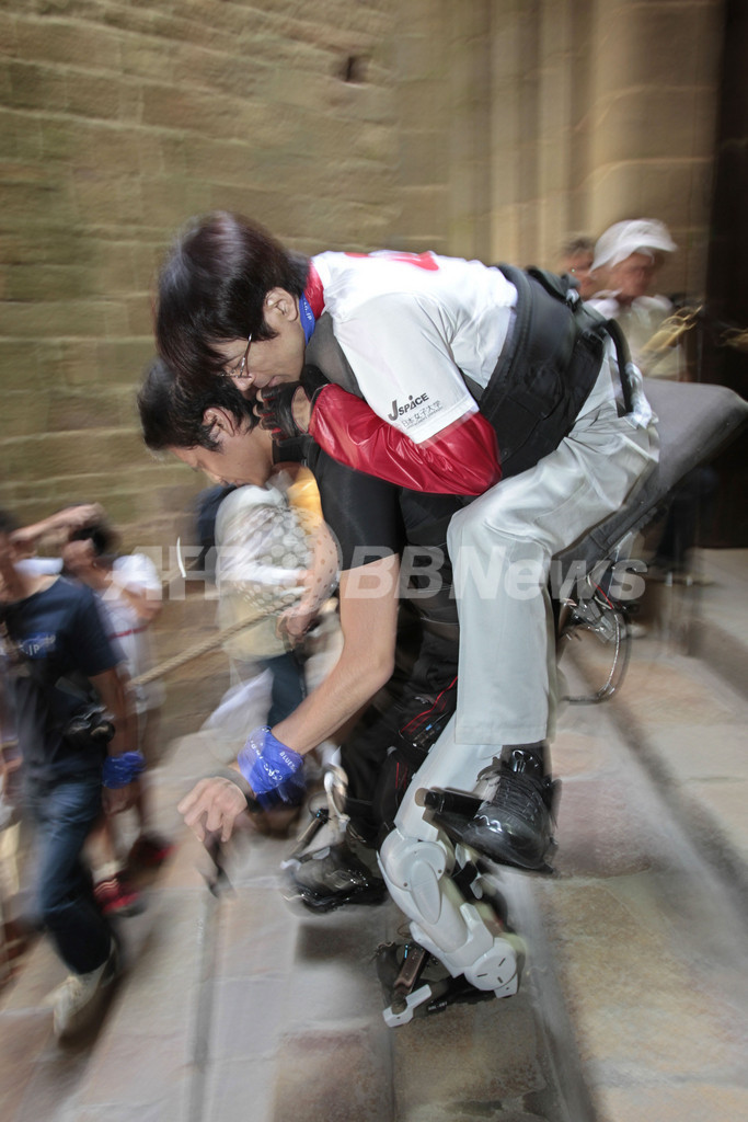 車椅子のアスリート、ロボットの助けで「モン・サンミシェル」訪問