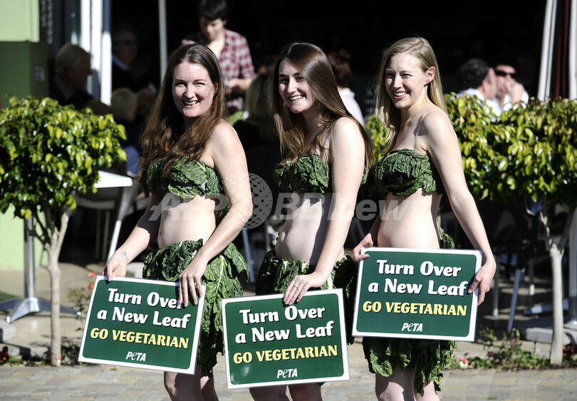 「葉っぱめくってベジタリアンになろう」、PETAが南アで街頭活動