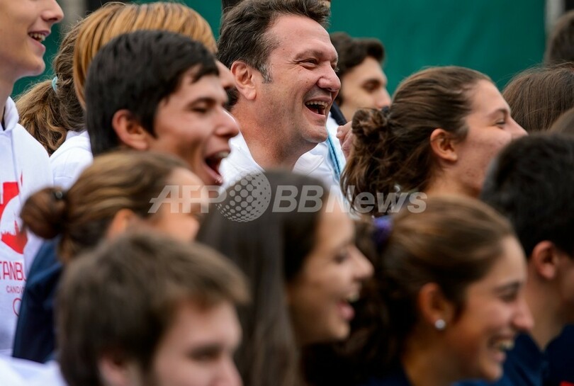 イスタンブール五輪招致を目指すアラト委員長、バスケットでアピール