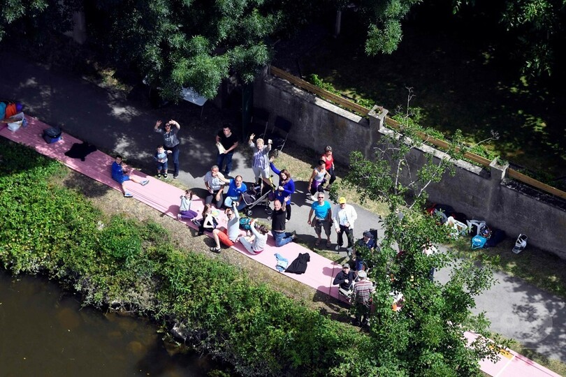 20km超えるテーブルクロスでピクニック、世界記録に挑戦 仏