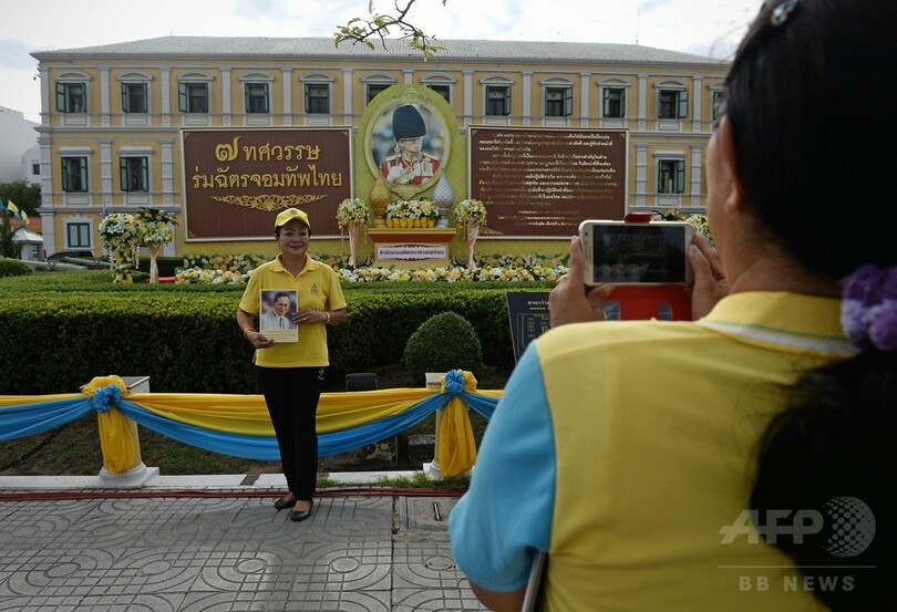 タイのプミポン国王、在位70年に