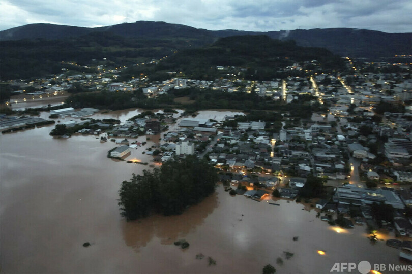 【今日の1枚】ブラジル洪水、街灯が頼り