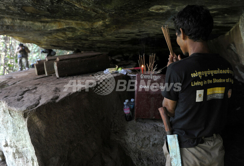カンボジア奥地、岩棚に謎のかめとひつぎ 14世紀以降の遺骨