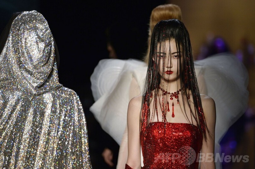 「ひげ面の女装歌手」も登場、J.P.ゴルチエ14/15年秋冬オートクチュール