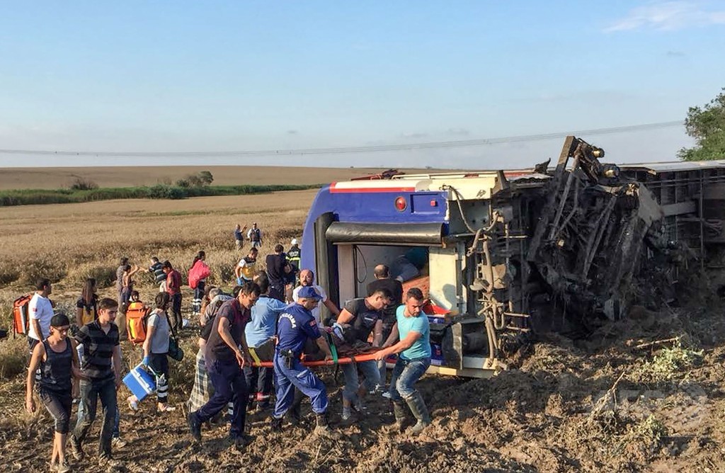 トルコで列車脱線、24人死亡 雨で線路下の土流出か