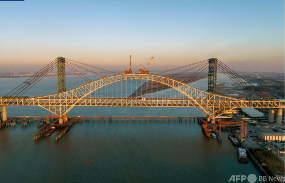 388メートル 世界最長スパンの道路鉄道併用の鋼けたアーチ橋が