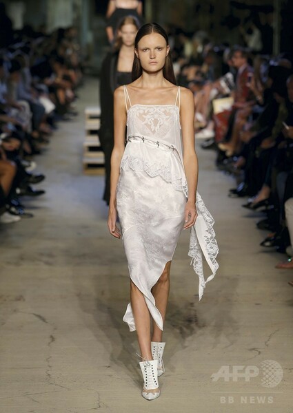 「ジバンシィ」16年春夏コレクション