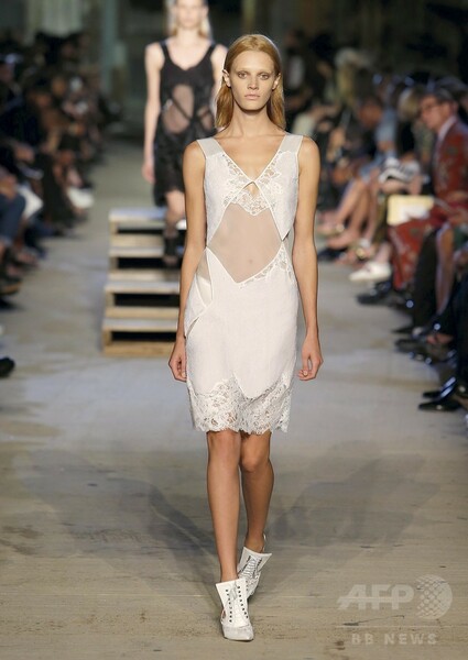 「ジバンシィ」16年春夏コレクション