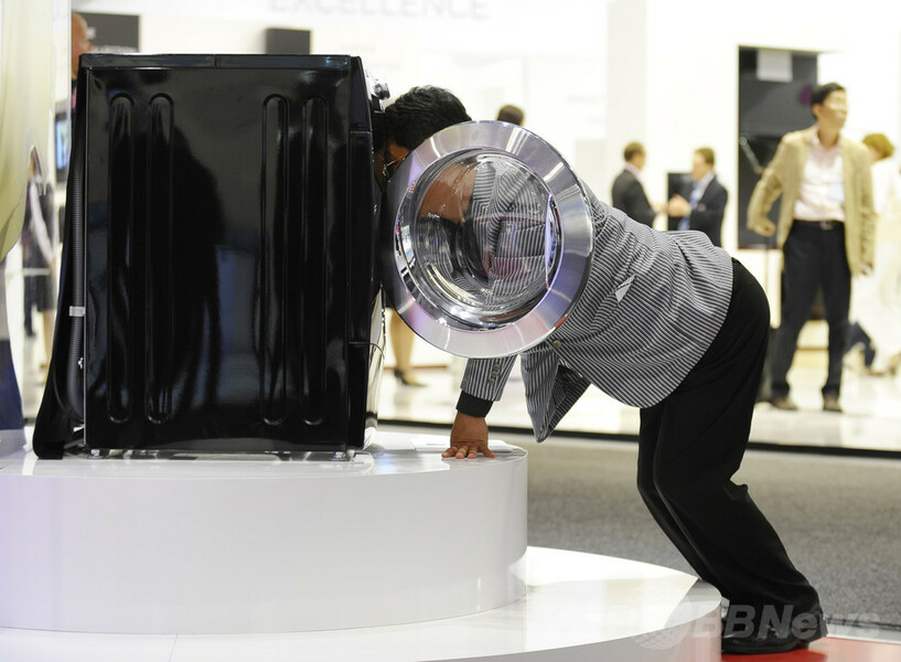 豪男性、全裸で洗濯機にはまって救出騒動