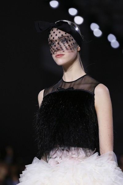 モノトーンに花飾りとレースを添えて、「ジャンバティスタ・ヴァリ」15年春夏オートクチュール