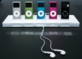 2006年9月12日、サンフランシスコでのアップルのメディア向けイベントで展示されたiPod Nano。(c)AFP/Getty Images/Justin Sullivan