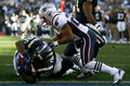 写真は、第2QにTDを決めるチャージャーズのラデイニアン・トムリンソン（%%LaDainian Tomlinson%%、左）。(c)AFP/Getty Images Harry How