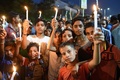 インド西部グジャラート州アーメダバードで、ろうそくをともして1歳の女児レイプ事件に抗議する人たち（2018年10月7日撮影）。(c)SAM PANTHAKY / AFP
