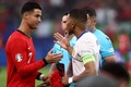 サッカー欧州選手権準々決勝、ポルトガル対フランス。試合を前に挨拶をかわすフランスのキリアン・エムバペ（右）とポルトガルのクリスティアーノ・ロナウド（2024年7月5日撮影）。(c)FRANCK FIFE / AFP