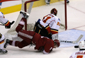 第2ピリオドに得点を挙げるコヨーテスのシェーン・ドーン（%%Shane Doan%%、中央下）。(c)AFP/Getty Images/Christian Petersen