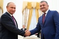 ロシアの首都モスクワで、ウラジーミル・プーチン大統領（左）と握手する南オセチアの指導者アナトリー・ビビロフ氏（2018年8月24日撮影、資料写真）。(c)Alexander Zemlianichenko / POOL / AFP