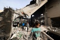 パレスチナ自治区ガザ地区ラファで、イスラエル軍の爆撃を受けたモスク（イスラム礼拝所）の状況を確かめる住民（2024年2月12日撮影）。(c)MOHAMMED ABED / AFP