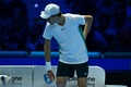 男子テニス、ATPファイナルズ5日目。腰を触るヤニック・シナー（2023年11月16日撮影）。(c)Tiziana FABI / AFP