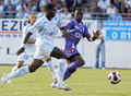 トゥールーズのアルビン・エボンド（%%Albin Ebondo%%、右）からマークを受けるマルセイユのジブリル・シセ（%%Djibril Cisse%%）。(c)AFP/RAYMOND ROIG