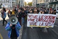 大学生の焼身自殺未遂を受け、仏リヨンで行われた学生らの抗議デモ（2019年11月12日撮影）。(c) PHILIPPE DESMAZES / AFP