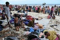 インドネシア・アチェ州サバン島の浜辺で休む、漂着したばかりのロヒンギャ難民ら（2023年12月2日撮影）。(c)CHAIDEER MAHYUDDIN / AFP