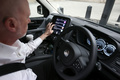 英ロンドンで新型電気タクシー「TX eCity」を運転中に液晶パネルを操作するタクシー運転手歴約22年のピーター・パウエルさん（2017年12月5日撮影）。(c)AFP/Daniel LEAL-OLIVAS