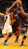 12-13NBAは6日、各地で試合が行われ、マイアミ・ヒート（Miami Heat）は97-96でオーランド・マジック（Orlando Magic）に辛勝し、連勝を16に伸ばした。

オーランド・マジックの厳しい守備を受けながらもドライブを仕掛けるマイアミ・ヒートのレブロン・ジェームズ（LeBron James、2013年3月6日撮影）。(c)AFP/Getty Images/NBAE/Issac Baldizon