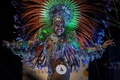 ブラジルのリオデジャネイロ（Rio de Janeiro）で行われた2014年のリオのカーニバルのクイーンとキング・モモ（King Momo）を選ぶイベントでパフォーマンスを披露する出場者（2013年11月8日撮影）。(c)AFP/YASUYOSHI CHIBA