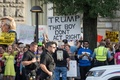 米首都ワシントンのトランプ・インターナショナル・ホテルの外でドナルド・トランプ米大統領に抗議する人々（2017年6月28日撮影）。(c)AFP/NICHOLAS KAMM