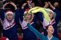 平昌冬季五輪、アイスホッケー女子予選ラウンド、スウェーデン対南北合同チーム。チームを応援する北朝鮮の「美女応援団」（2018年2月12日撮影）。(c)AFP PHOTO/Ed JONES