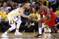 17-18NBA、プレーオフ・ウエスタンカンファレンス決勝（7回戦制）、ゴールデンステイト・ウォリアーズ対ヒューストン・ロケッツ。ヒューストン・ロケッツのジェームス・ハーデン（右）とマッチアップするゴールデンステイト・ウォリアーズのステフェン・カリー（2018年5月20日撮影）。(c)Ezra Shaw/Getty Images/AFP